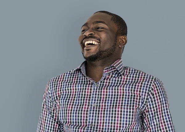 Jovem sorrindo homem de etnia negra — Fotografia de Stock