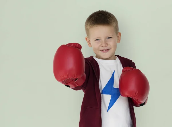 Мальчик в боксёрских перчатках — стоковое фото