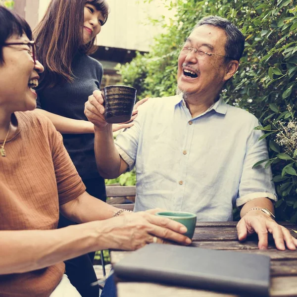 Familia hablando y bebiendo té — Foto de Stock