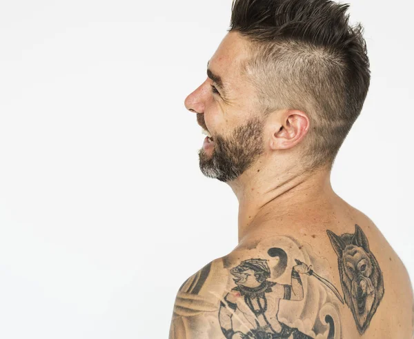 Homem com tatuagens no peito nu — Fotografia de Stock