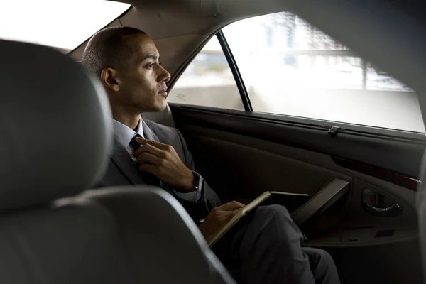 Empresário sentado dentro do carro — Fotografia de Stock