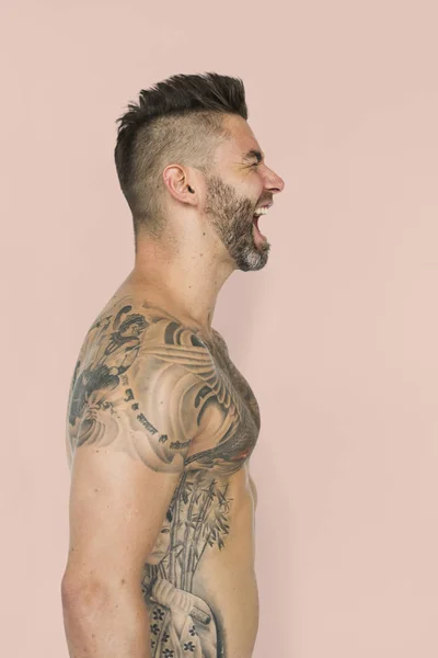 Кричущий чоловік з татуюваннями — стокове фото