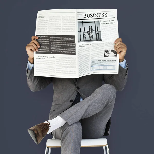 Homem de negócios lendo jornal — Fotografia de Stock