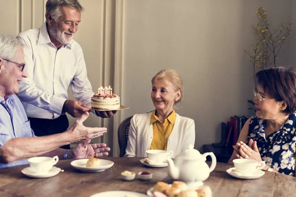 Personas mayores celebran cumpleaños — Foto de Stock