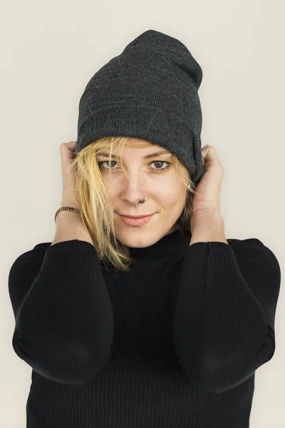 Νεαρή γυναίκα με καπέλο — Φωτογραφία Αρχείου
