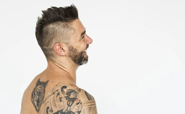 Чоловік з татуюваннями на голих грудях — стокове фото