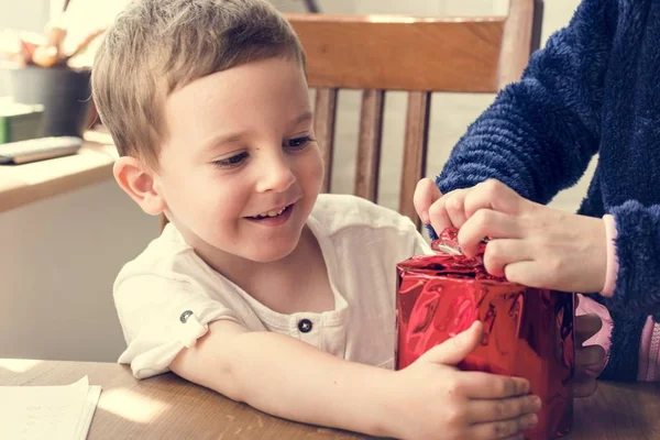 Kinder öffnen Geschenkbox — Stockfoto