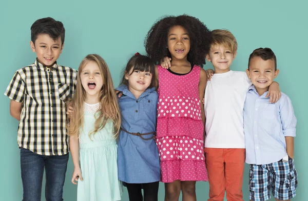 Niños sonrientes en el estudio — Foto de Stock