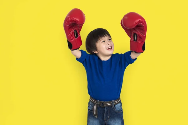 Niño usando guantes de boxeo —  Fotos de Stock