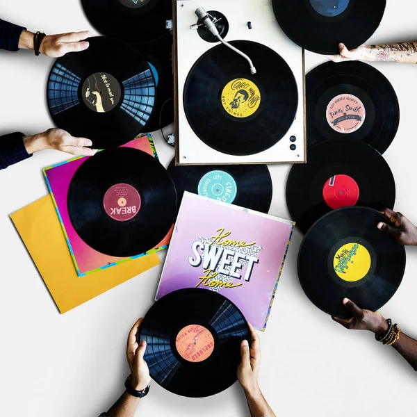 Mãos segurando discos colecionáveis de vinil música — Fotografia de Stock