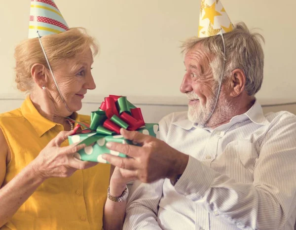 Personas mayores celebrando cumpleaños — Foto de Stock