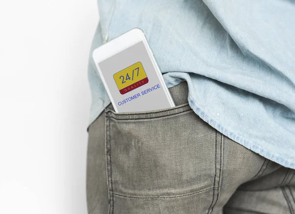 Digitales Smartphone in Jeanstasche — Stockfoto