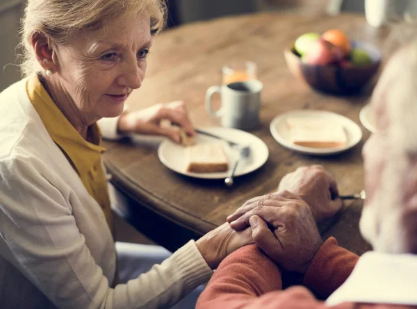 Senior erwachsenes Paar beim Frühstück — Stockfoto