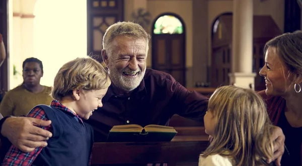 Familia rezando en la Iglesia — Foto de Stock