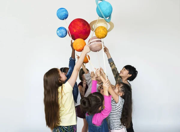 Niños sosteniendo el sistema solar — Foto de Stock