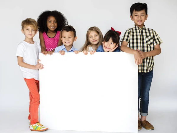 Niños sosteniendo pancarta —  Fotos de Stock