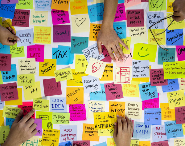 Руки с липкими нотами
