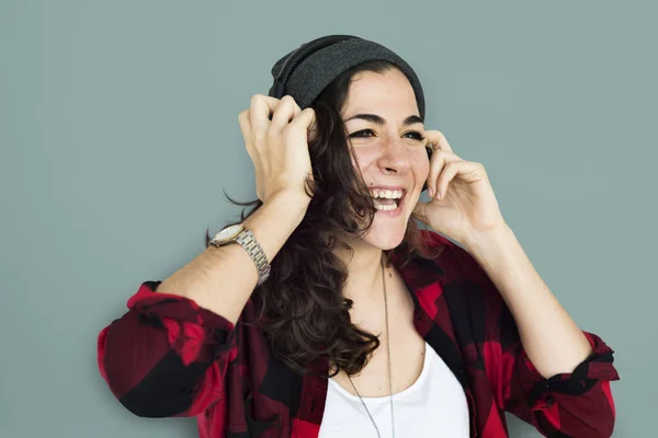 Mulher ouvindo música em fones de ouvido — Fotografia de Stock