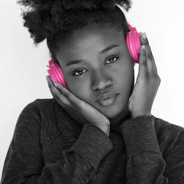 Woman listining music in headphones — Stock Photo, Image