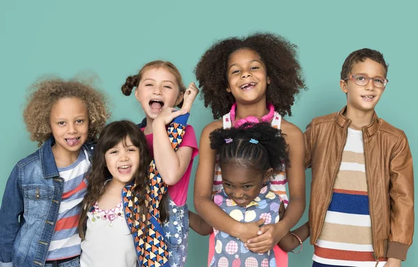 Diversiteit kinderen samen lachen — Stockfoto