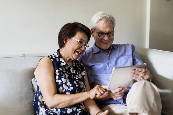 Seniorenpaar nutzt Tablet — Stockfoto