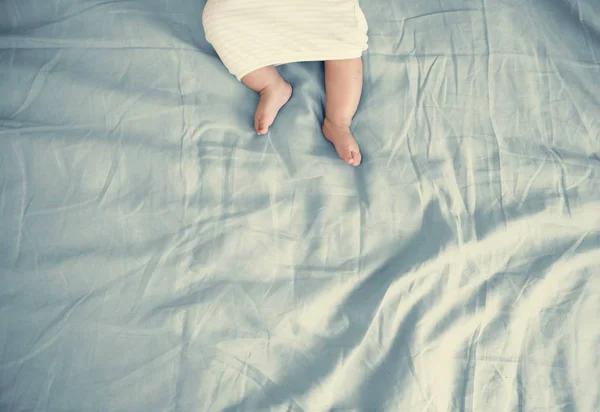 Bebê recém-nascido deitado na cama — Fotografia de Stock