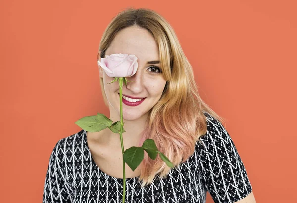 Mujer sonriente con flor de rosa —  Fotos de Stock