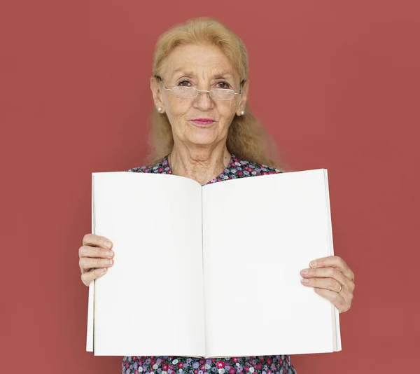 Mujer adulta mayor sosteniendo pancarta — Foto de Stock