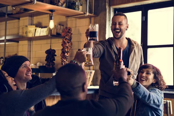 La gente saluda con cerveza —  Fotos de Stock