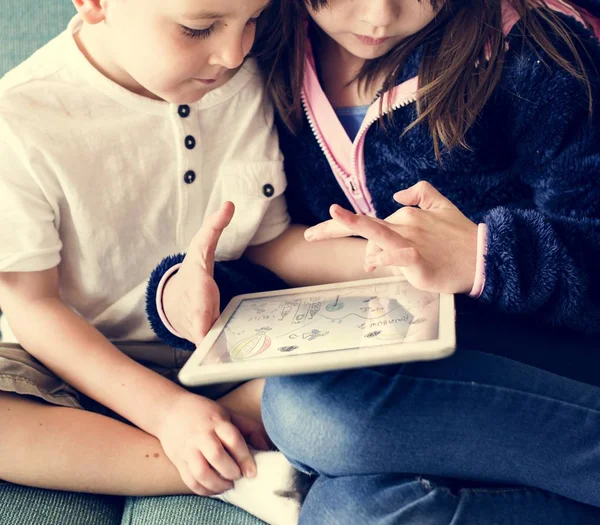 Αδελφή και ο αδελφός χρησιμοποιώντας ψηφιακό tablet — Φωτογραφία Αρχείου