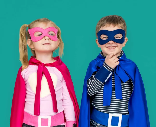 Børn i superhelte kostumer - Stock-foto
