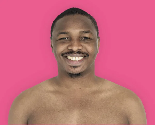 Giovane africano uomo sorridente — Foto Stock