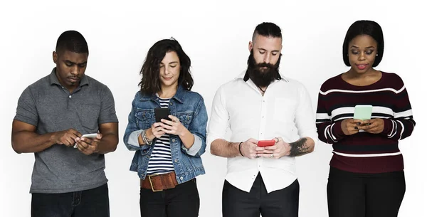 Jovens usando smartphones — Fotografia de Stock