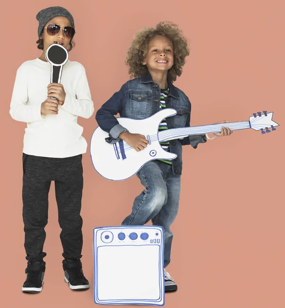 Niños tocando la guitarra y cantando — Foto de Stock