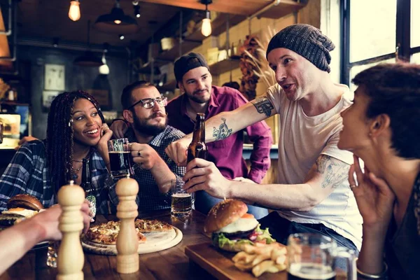 Rozdílní lidé poflakovat Pub — Stock fotografie