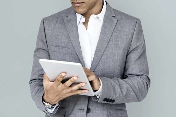Empresario navegando tableta digital — Foto de Stock