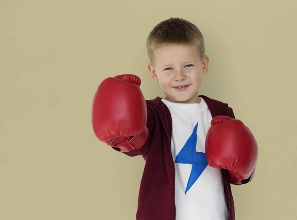 Liten pojke i boxning handskar — Stockfoto