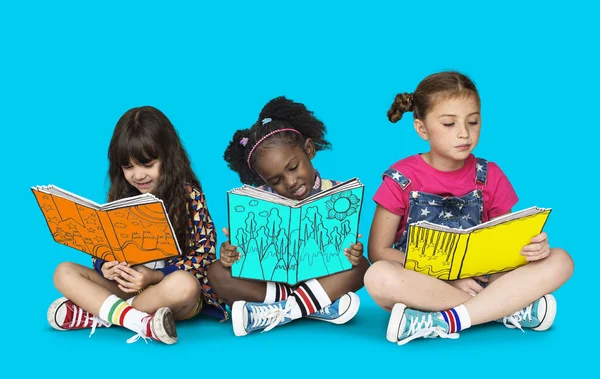Милые девочки читают книги — стоковое фото