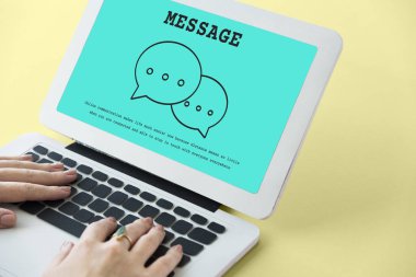 Dizüstü bilgisayarda yazan kadın klavyesi