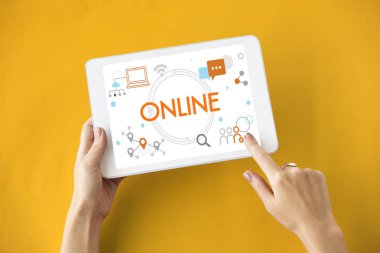 kişi holding dijital tablet