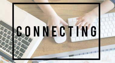 Çocuk bilgisayar klavye üzerinde ellerini