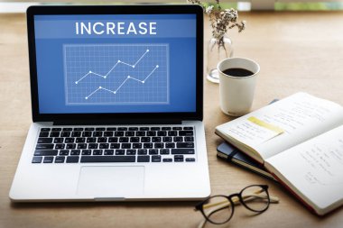 İşyerinde açılan dizüstü bilgisayar