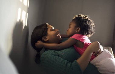 Anne kızıyla vakit geçiriyor.