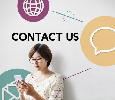 Akıllı telefon kullanan kadın