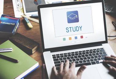 dizüstü bilgisayarda klavyede yazan adam