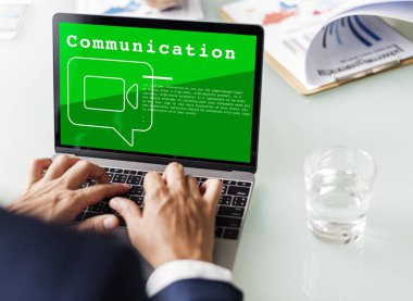 Bilgisayarla çalışan bir iş adamı