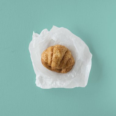 Beyaz peçete üzerinde lezzetli kruvasan 