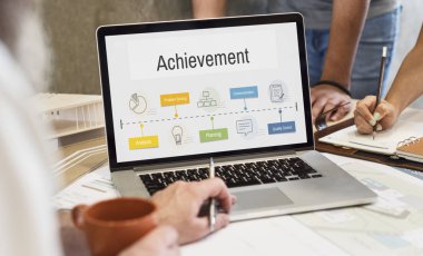 insan eli dizüstü bilgisayar kullanarak 