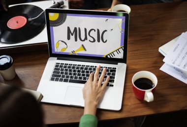 Dizüstü bilgisayar kullanan kadın