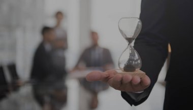 Kum saati holding iş adamı